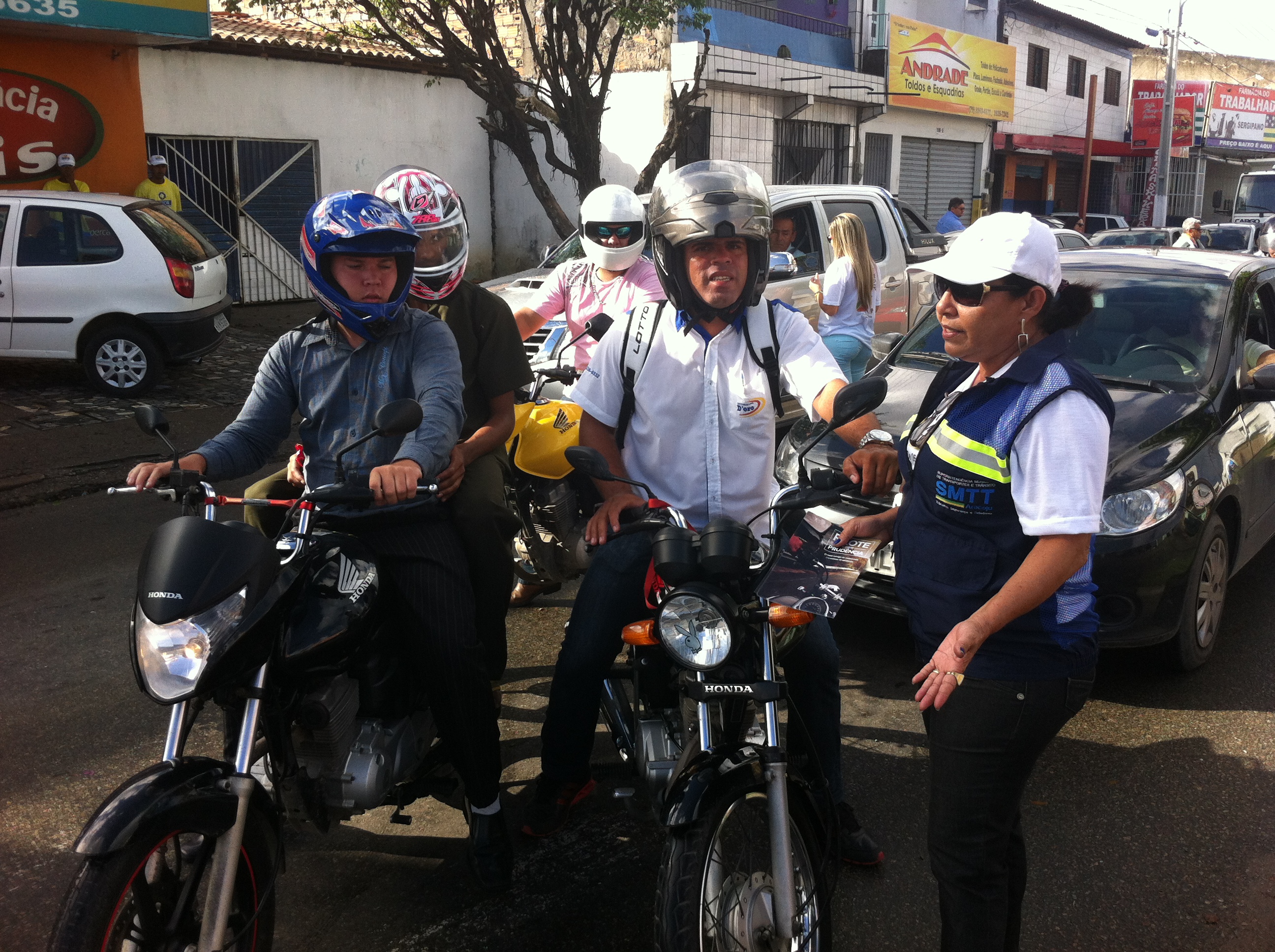 II Semana Municipal de Trânsito: terceira blitz educativa da semana chama a atenção para acidentes com motociclistas - SMTT Aracaju
