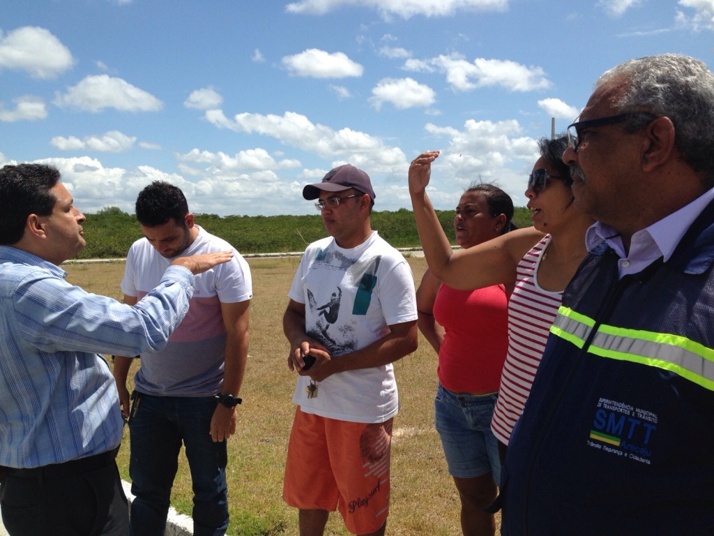 Diretores da SMTT discutem com moradores do Vitória da Resistência melhorias na sinalização - SMTT Aracaju