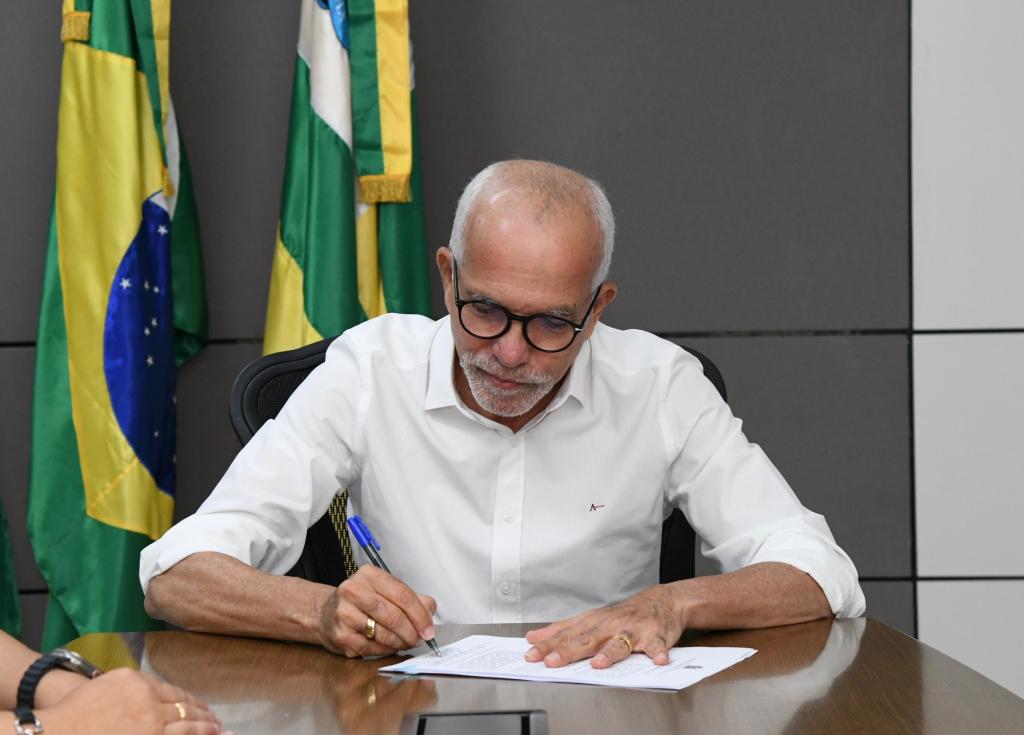 Prefeito sanciona leis que asseguram subsídio tarifário ao transporte coletivo e gratuidade para PcD - SMTT Aracaju