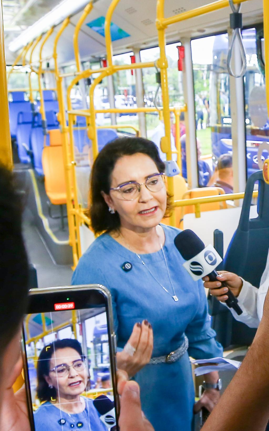 Em live, Emília reafirma legalidade e explica suspensão dos ônibus elétricos - SMTT Aracaju