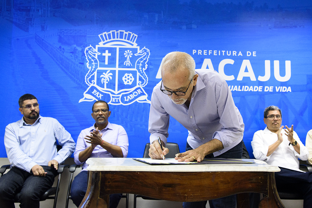 Edvaldo assina ordem de serviço para instalação de semáforos inteligentes - SMTT Aracaju