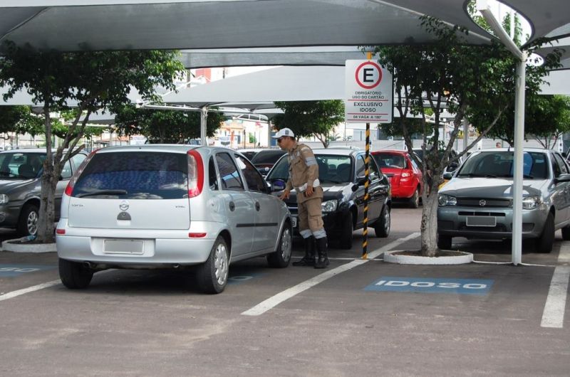 Garantindo direitos dos idosos e deficientes, SMTT fiscaliza vagas especiais em locais públicos e privados - SMTT Aracaju