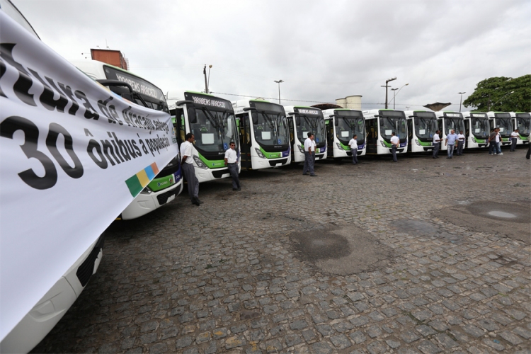 Prefeito entrega mais 30 ônibus novos à população aracajuana - SMTT Aracaju