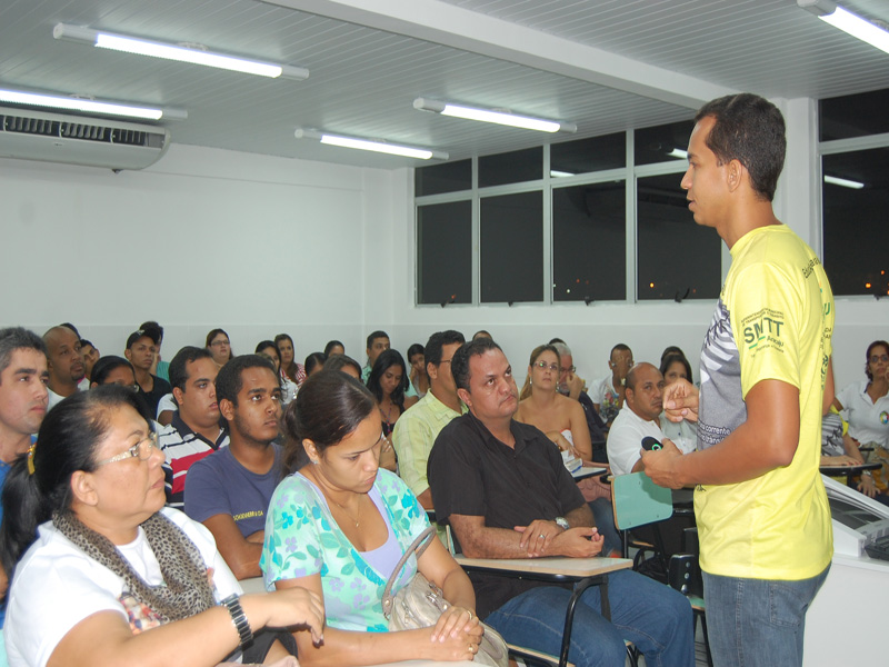 Universitários participam de palestra educativa sobre segurança viária - SMTT Aracaju