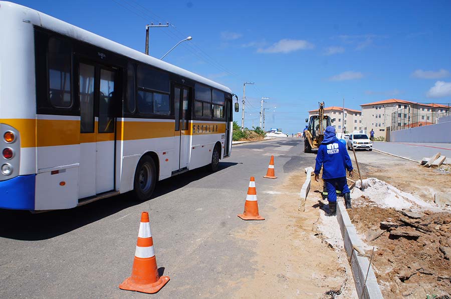 Prefeitura revitaliza pavimento asfáltico da Euclides Figueiredo entre o Coqueiral e o Japãozinho - SMTT Aracaju