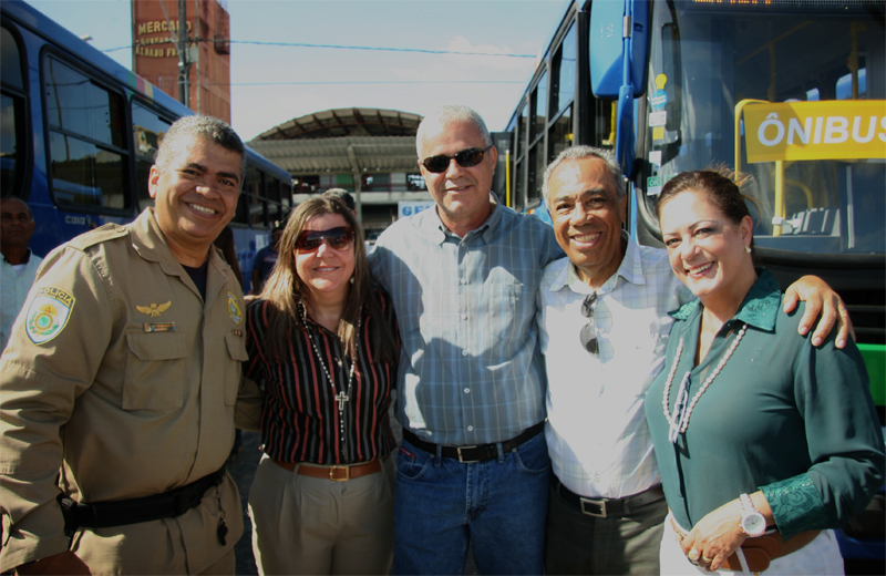 João Alves entrega ônibus novos à população - SMTT Aracaju