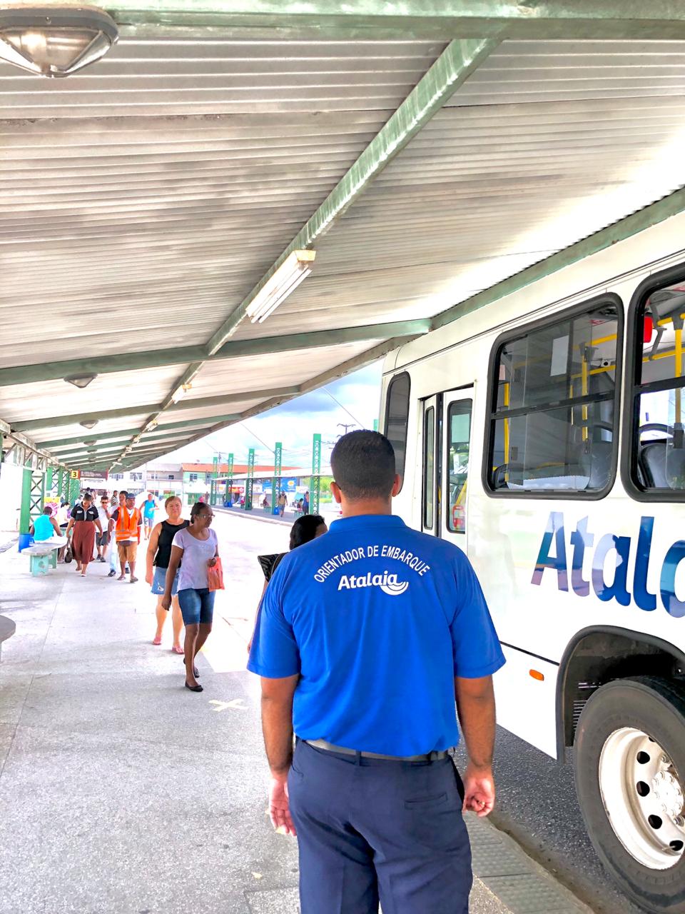 Terminais de integração contam com orientadores para organizar embarque de passageiros - SMTT Aracaju