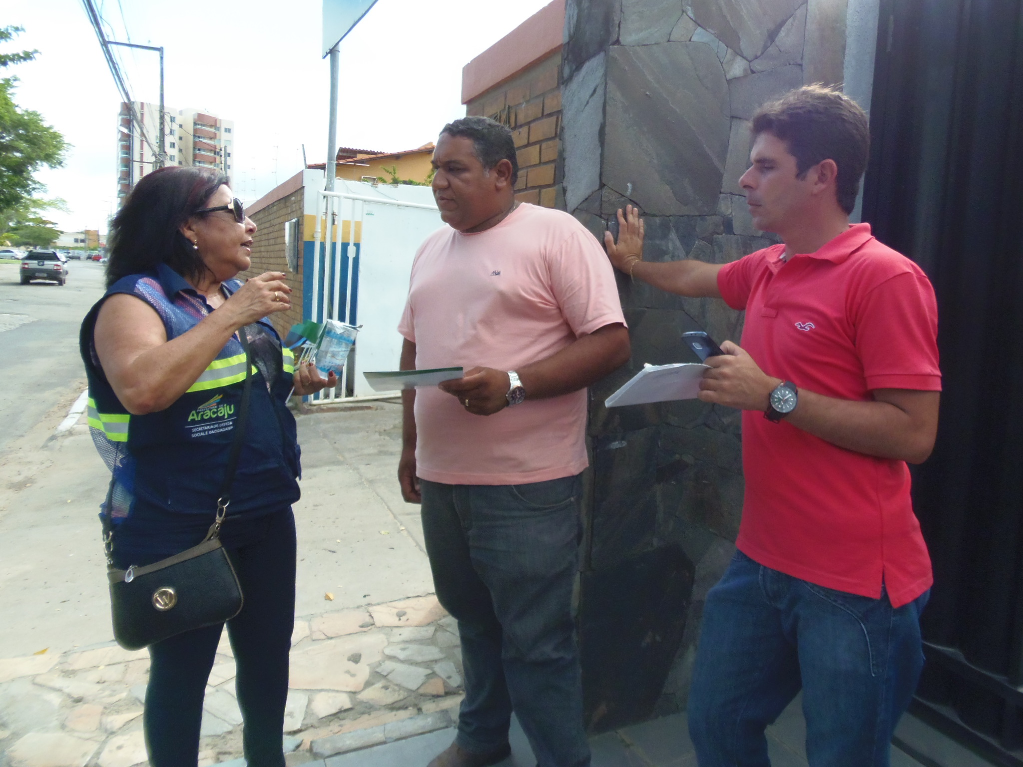 Inauguração do ‘Mergulhão’: equipe da SMTT entrega panfleto e interage com a comunidade - SMTT Aracaju