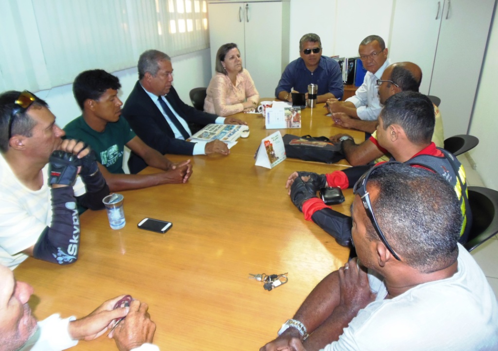 SMTT reúne-se com motofretistas para discutir a lei que regulamenta o transporte de passageiros - SMTT Aracaju