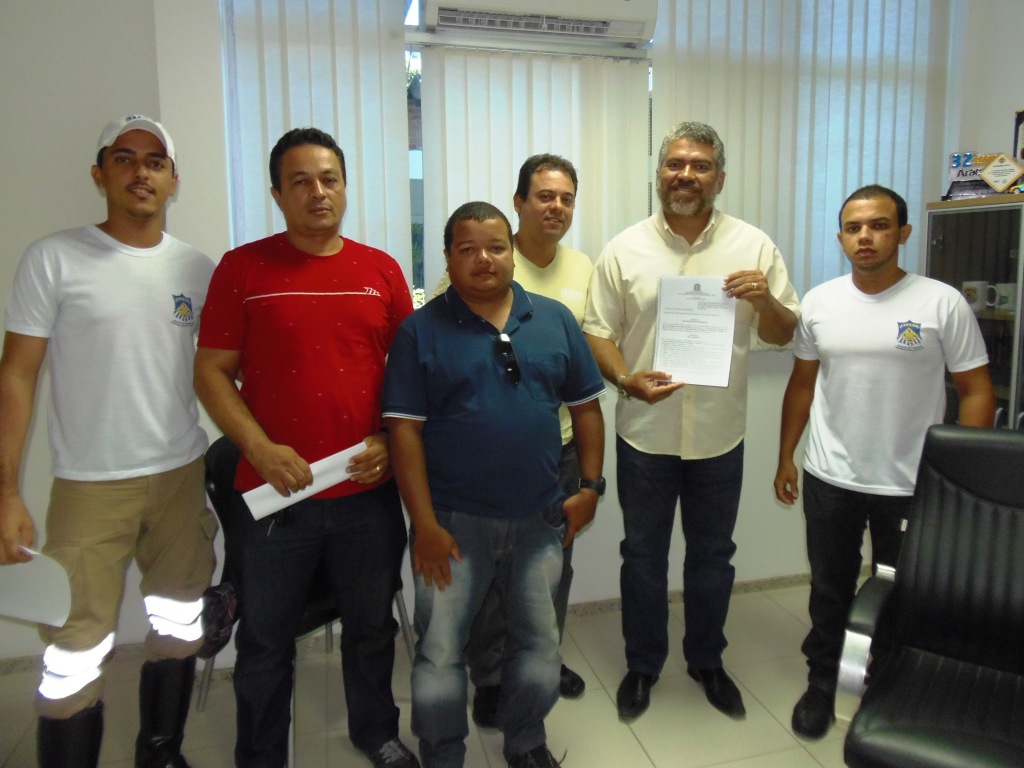 Agentes de trânsito entregam a Nelson Felipe proposta de Plano de Cargos e Carreira - SMTT Aracaju