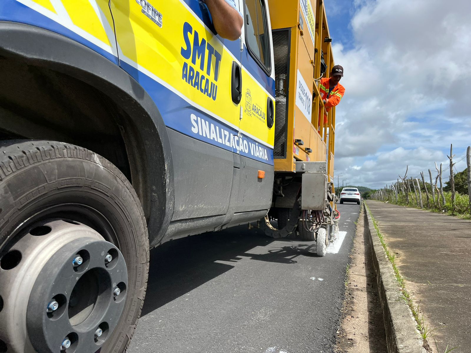 Avenidas do bairro Aeroporto recebem novas sinalizações de trânsito - SMTT Aracaju