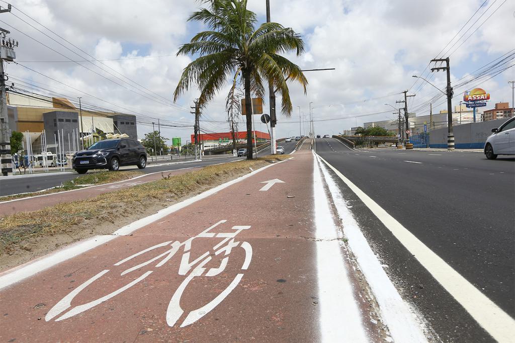 Reestruturação da Tancredo está em fase de execução da sinalização e dos abrigos de ônibus - SMTT Aracaju