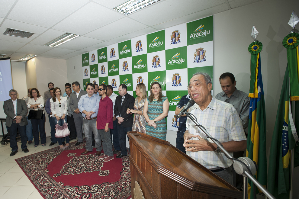 João Alves cumpre o compromisso e apresenta nova empresa de ônibus - SMTT Aracaju