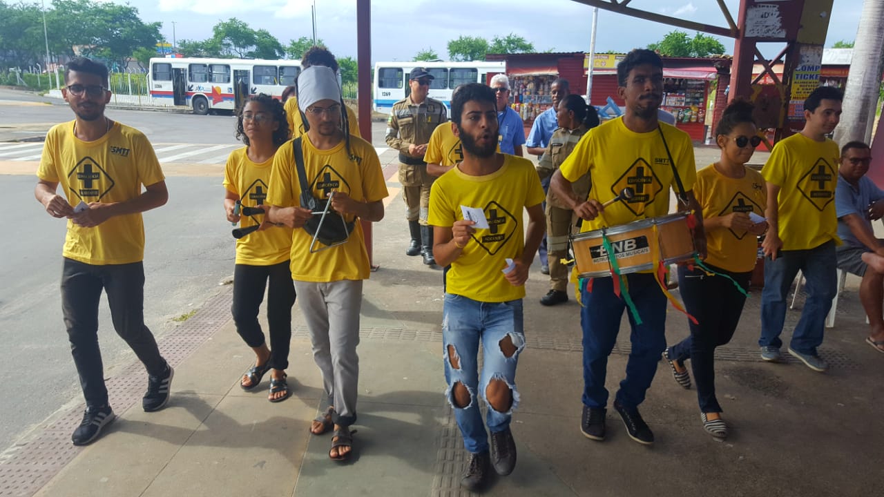 Maio Amarelo: ação em terminal conscientiza população sobre uso da faixa de pedestre - SMTT Aracaju