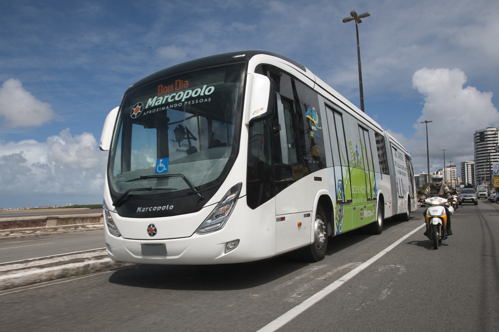 Aracajuanos conhecem modelo de ônibus do BRT - SMTT Aracaju