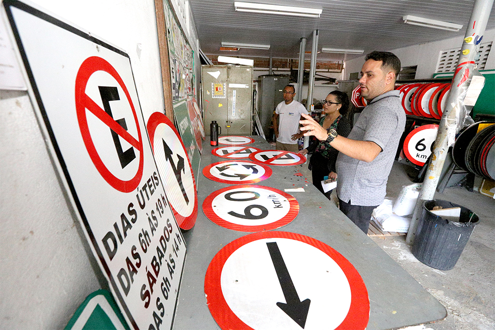 SMTT fabrica e instala mais de 140 placas de sinalização em três meses - SMTT Aracaju