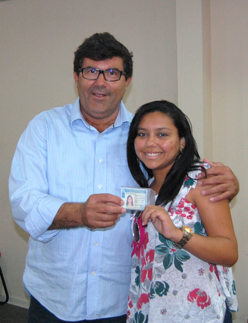 Viviany Menezes com sua habilitação (Foto Richerlan Figueiredo)