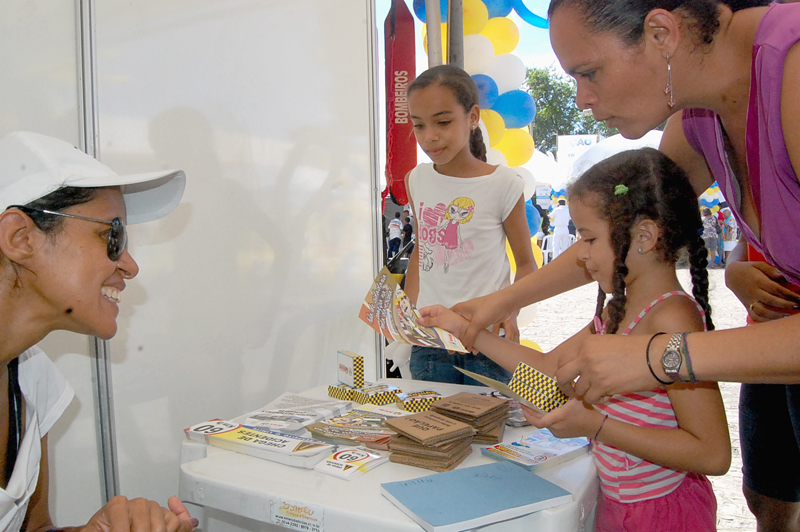Anamaria Brasil conversando com criança.  Foto: Richerlan Figueiredo