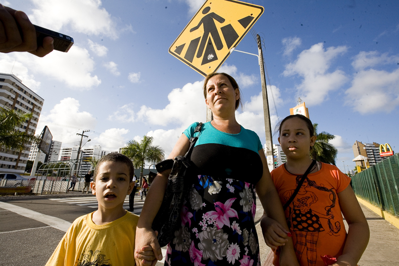 Simone Santana e seus dois filhos atravessaram em segurança