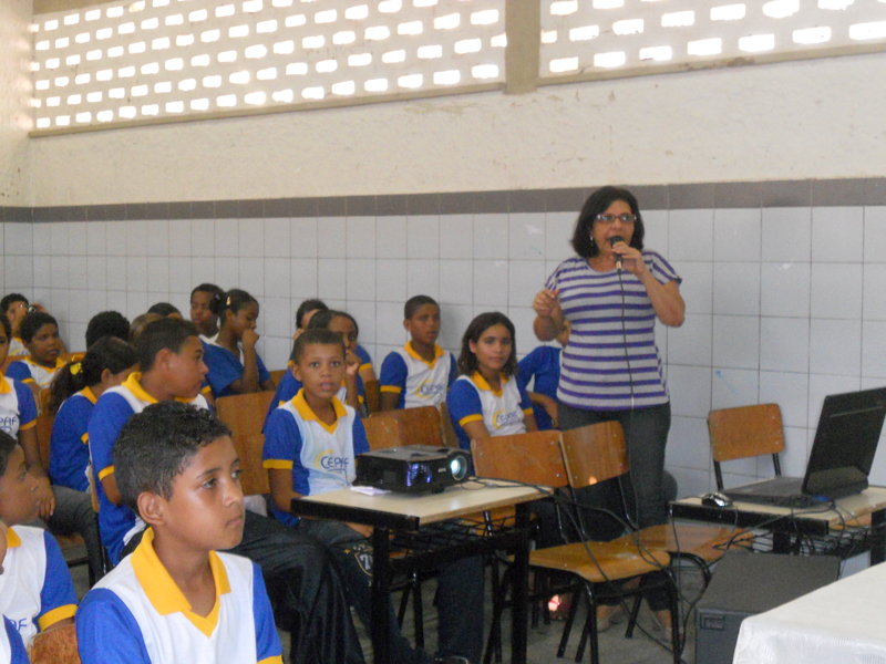 Selma da Mata entre os estudantes