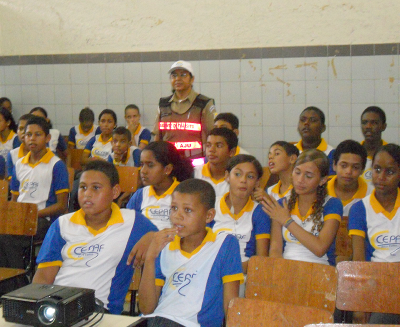 Alunos do 5º e 6º ano do Colégio Estadual Professor Acrísio Fontes