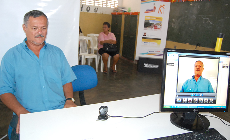 Idoso tira foto para seu cartão