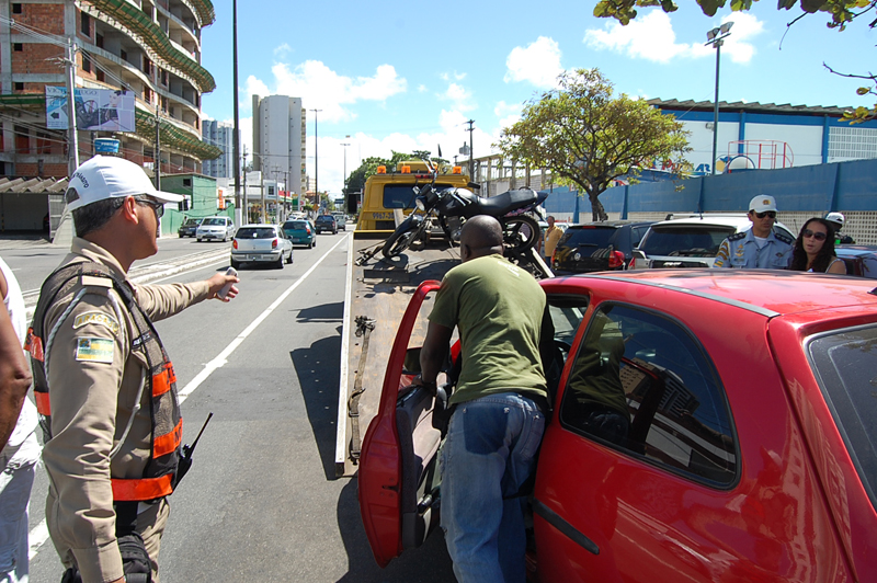 Carro guinchado durante operação. (Fotos: Cleverton Ribeiro)
