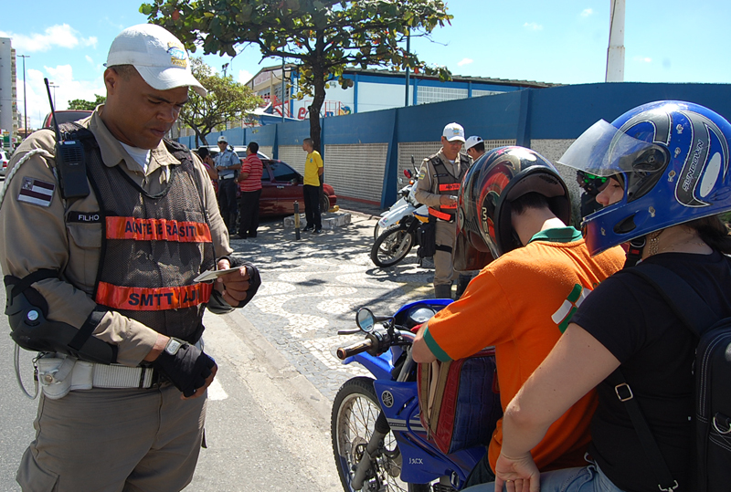 Atuação de Agente nas ruas (Foto: Cleverton Ribeiro)