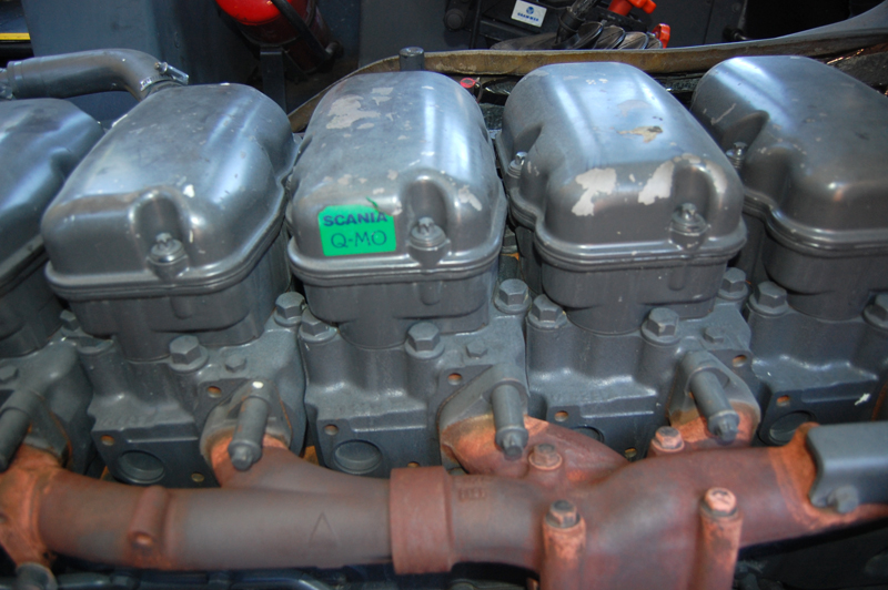 Motor do novo modelo de ônibus, chassi Scania série F (Foto: Cleverton Ribeiro)