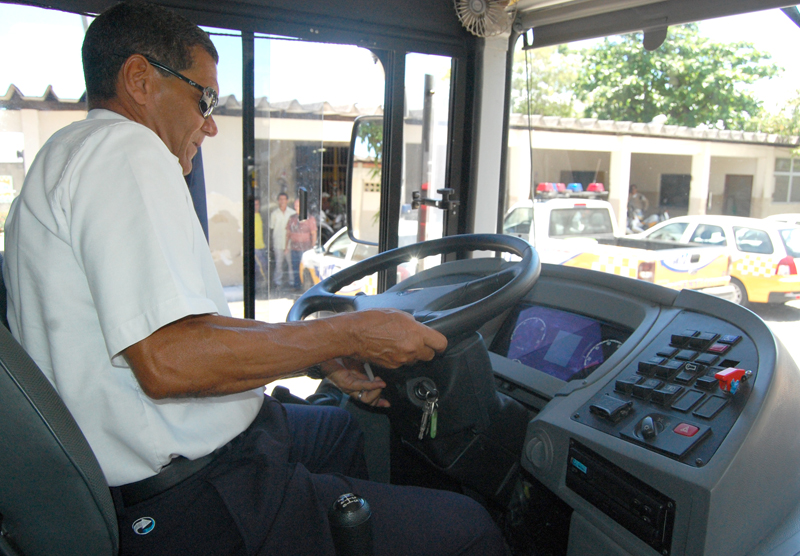 Os novos ônibus contam com coluna de direção ajustável, o que traz mais comodidade aos motoristas (Foto:Cleverton Ribeiro)