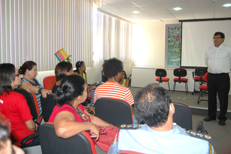 Samarone em reunião com a equipe da coordenação da educação para o trânsito (Foto: Cleverton Ribeiro)