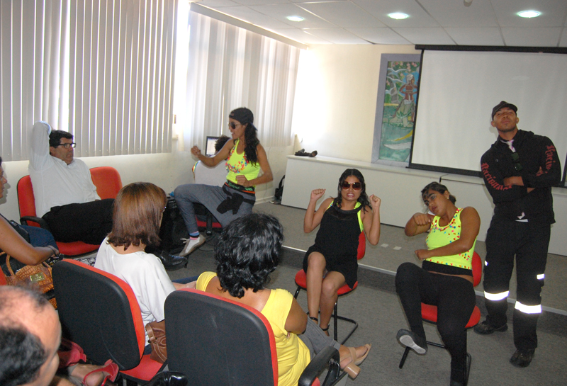 Grupo de teatro formado por estudantes de artes da UFS contribui para educação no trânsito (Foto: Cleverton Ribeiro)