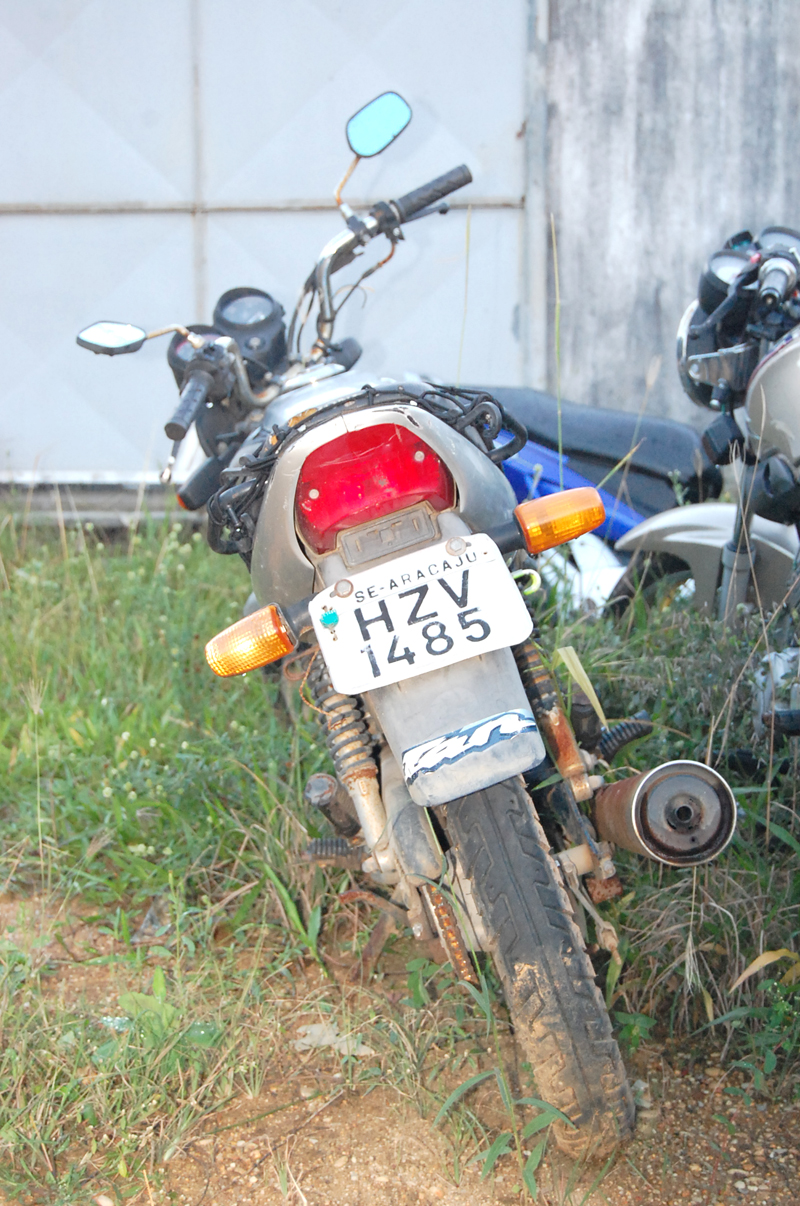 Motocicleta recupera nesta quarta-feira, 20, por Agentes de Trânsito (Fotos: Richerlan Figueiredo)
