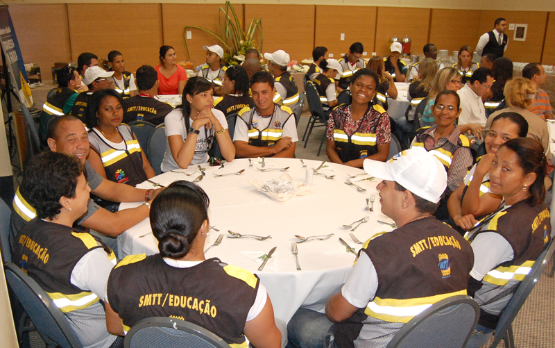 Educadores que vão trabalha na campanha das faixas de pedestres