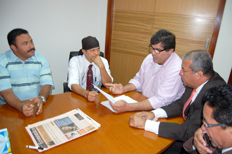 Os vereadores Emmanuel Nascimento, Moritos Matos, Jailton Santana, Valdir Santos e o Superintende Antônio Samarone