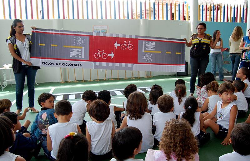 De forma lúdica, a educadora da SMTT, Selma da Mata, fala sobre trânsito para alunos do colégio Santa Chiara (Fotos: Cleverton Ribeiro)