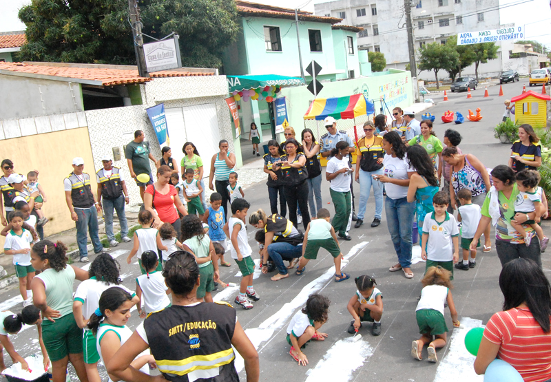 Crianças aprendem e se divertem pintando faixa (Fotos: Richerlan Figueiredo)