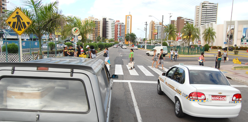 Pedestres são auxiliados durante travessia. (Fotos: Cleverton Ribeiro)