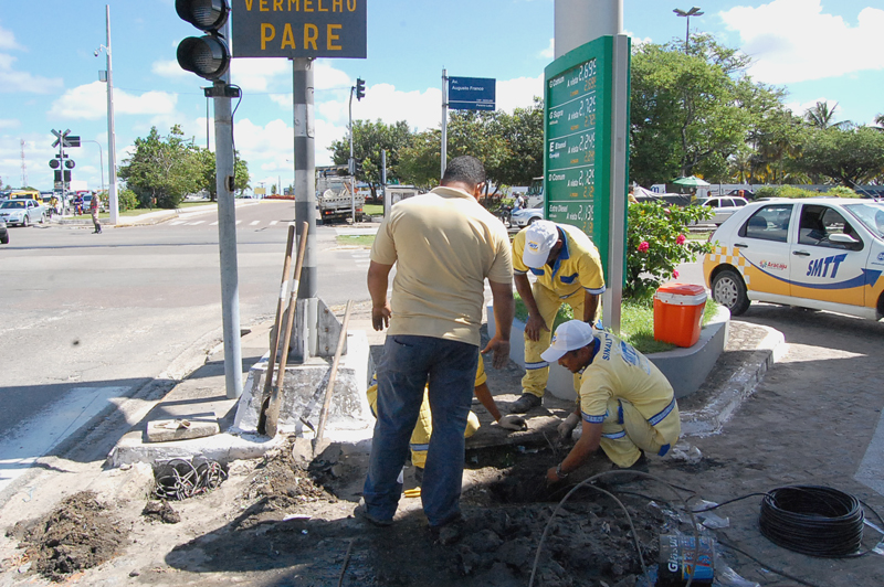 Equipe da SMTT e agentes de trânsito na manutenção da fiação (Fotos: Richerlan Figueiredo).