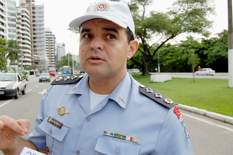 Major Paiva alerta jovens sobre riscos