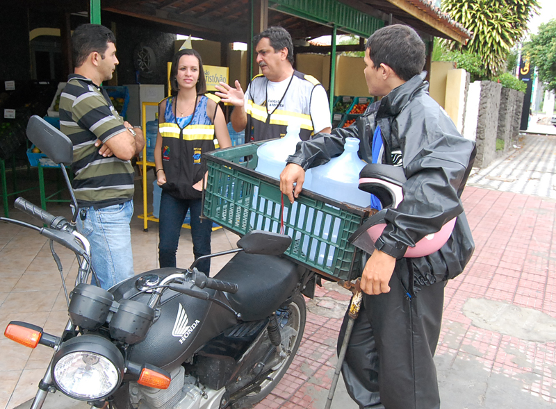 Equipe de Educação da SMTT dialoga com condutores e comerciantes (Fotos: Cleverton Ribeiro)