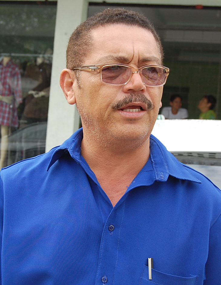 O taxista Arnon Gonçalves aprova a medida