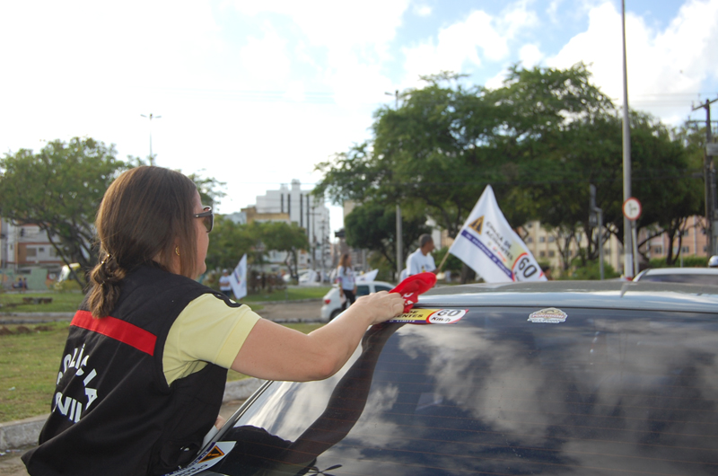 Delegada Civil colaborando com a campanha. Foto Richerlan Figueiredo