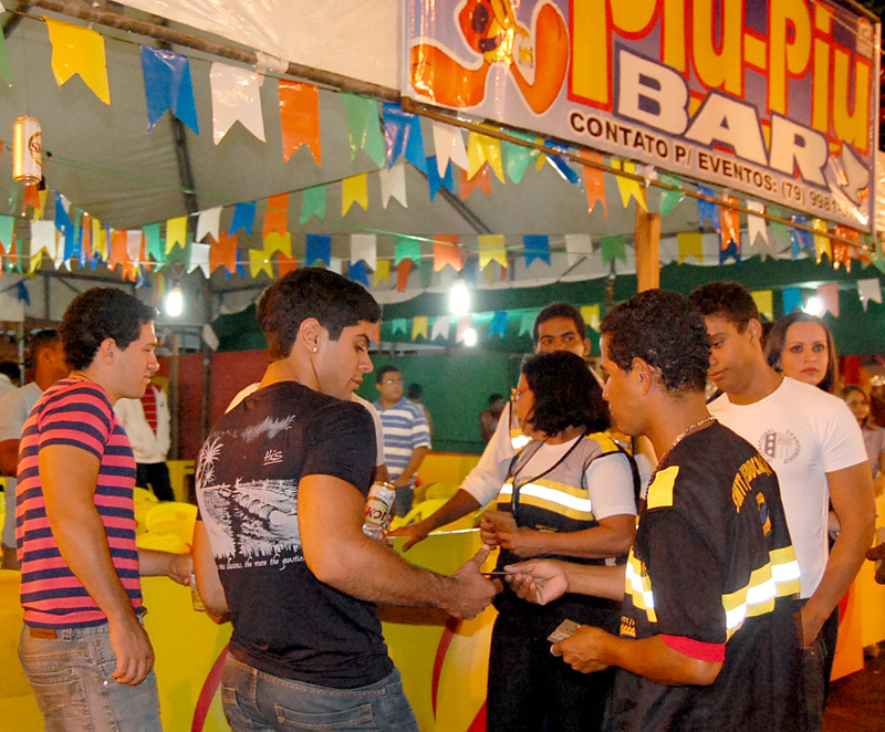 Equipe de educação para o trânsito atua no Forró Caju (Foto: Richerlan Figueiredo)