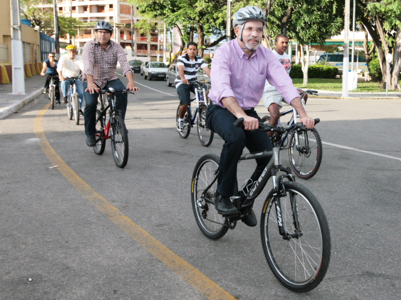 Chegada de bicicleta do Prefeito Edvaldo Nogueirea e do Superintendente Antônio Samarone na Rua Viva Foto: Lizia Martins