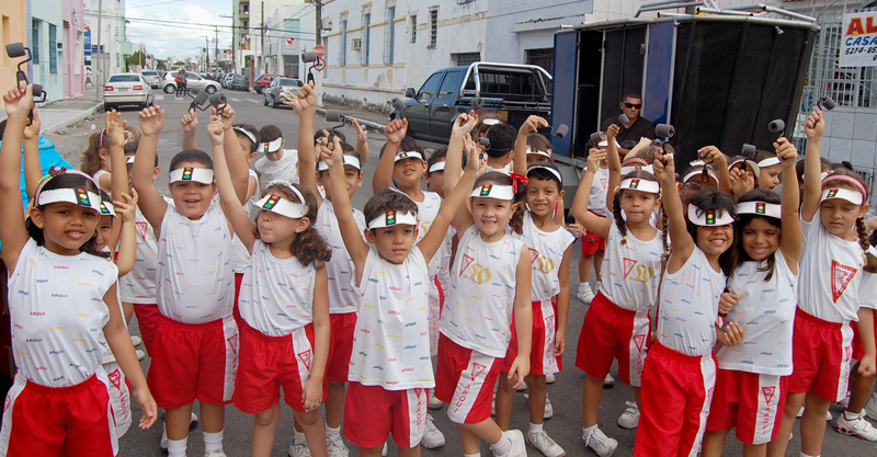 Com pincel nas mãos crianças se preparam para pintura de faixa (Fotos: Cleverton Ribeiro) 
