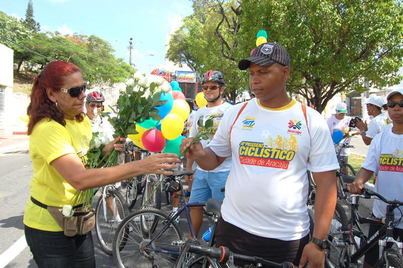 Antes da largada, organizadores entregaram rosas brancas aos participantes (foto:Cleverton Ribeiro)