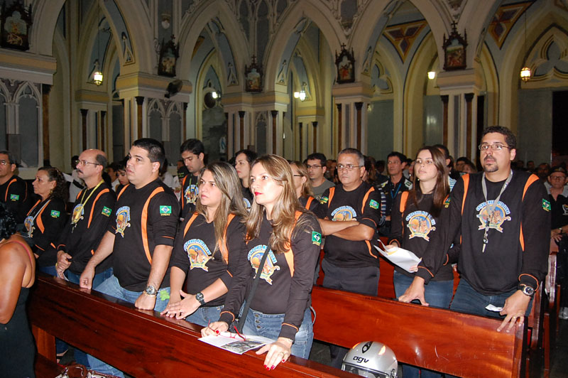 Grupo assiste missa em homenagem à Semana do Motociclista