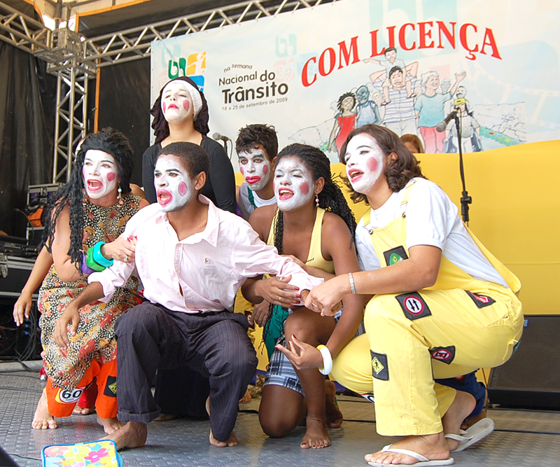 Teatro e 'cones vivos' orientam condutores na Semana do Trânsito - SMTT Aracaju