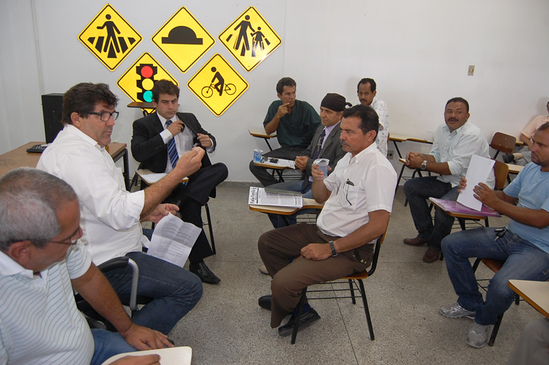 Samarone dialoga com taxistas